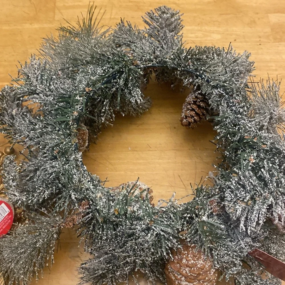 Wreath 12 in bundle with 2 gold color leaf picks. NWT Perfect holiday decor